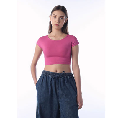 Stylish Slim Fit Cropped T-Shirt - Comfortable & Trendy Everyday Wear
